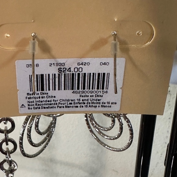 NWT - VanHeusen Studio Necklace and Earrings set. - Picture 6 of 6